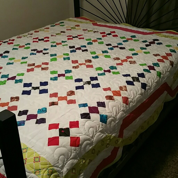 HANDMADE QUILTED QUILT Other - HANDMADE QUILTED QUILT.